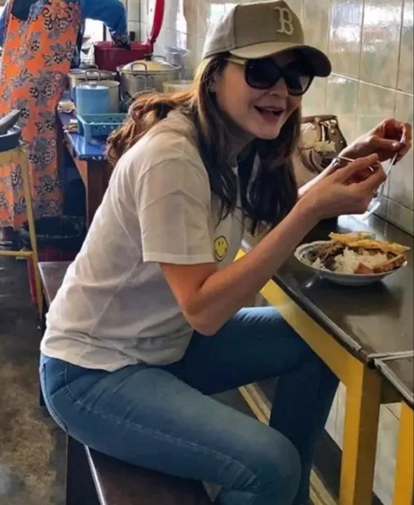 Artis Suka Makan di Warteg. (Foto: Youtube)