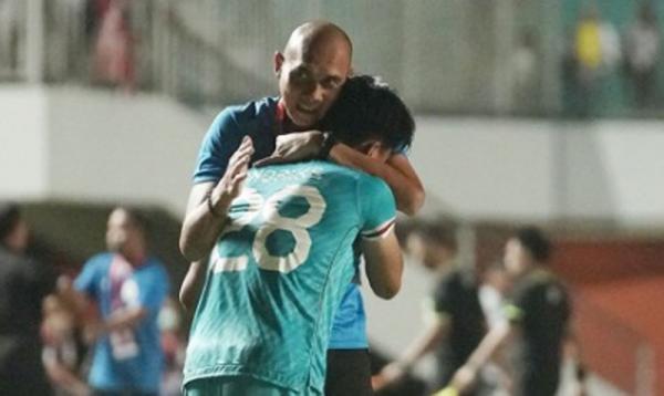Andrika Fathir Markus Horison Kiper Timnas Indonesia U-16 Andrika Fathir berpelukan dengan sang pelatih Markus Horison di semifinal Piala AFF U-16 2022. (Foto: PSSI)