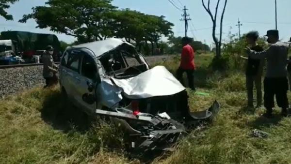Tragedi di Perlintasan: Avanza Tertabrak Kereta Api, Mengungkap Faktor Manusia dan Sistem