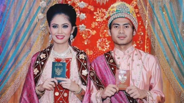 Pakaian adat ini biasanya dikenakan saat acara pernikahan. (Foto: Budayanesia)