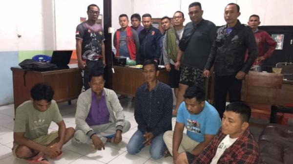 Pelaku judi kartu remi dan ceki di Solok Selatan, Sumbar,  diamankan polisi (Jefli Oktari/MNC Portal)