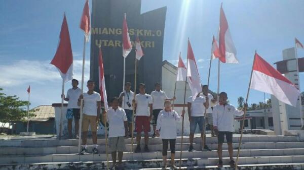 Heroik, Warga Miangas Kibarkan Bendera di Tugu Titik Nol Km Jelang HUT ke-77 Kemerdekaan