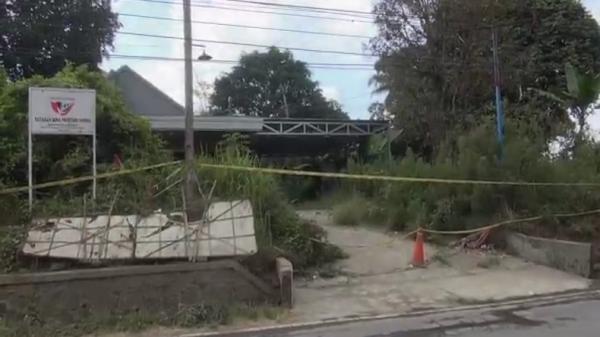 TKP PEMBUNUHAN SUBANG Kondisi rumah TKP pembunuhan ibu dan anak di Subang memprihatinkan setelah satu tahun tidak ditempati. (FOTO: iNews/YUDY HERYAWAN JUANDA)