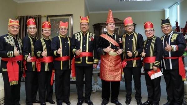 Pakaian Adat Tonaas Wangko dan Walian Wangko. (Foto : tambah pinter)