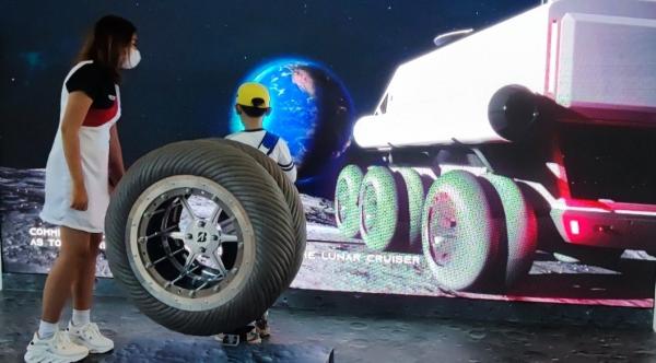 Kejutkan Pengunjung GIIAS 2022, Bridgestone Boyong Ban Bisa Berjalan di Bulan