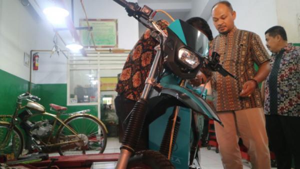 Penampakan motor trail listrik buatan Siswa SMK Nasional Malang. (Avirista Midaada).