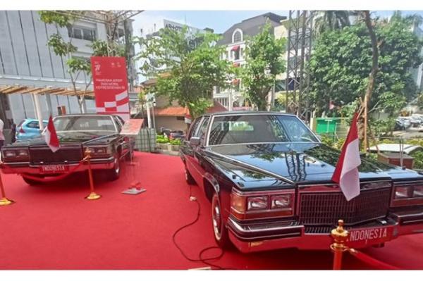 Mobil BJ Habibi Cadillac Fleetwood Brougham yang pernah menjadi kendaraan Presiden BJ Habibie dipamerkan di Gedung Sarinah, Jakarta, Sabtu (13/8/2022). (Foto : Antara)