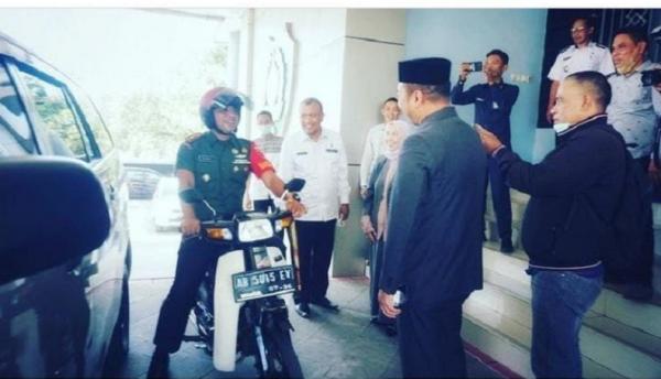 Dandim Maros Komandan Kodim 1422/Maros Letkol Inf Muhammad Hujairin menggunakan sepeda motor tahun 90-an . (Foto IG Kodim Maros).