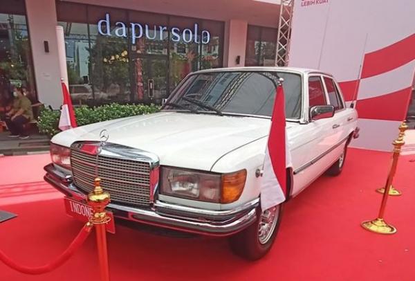 Mercedes-Benz S280 yang digunakan oleh Presiden Soeharto dipamerkan di Gedung Sarinah, Jakarta, Sabtu (13/8/2022). ( Foto : Antara) 