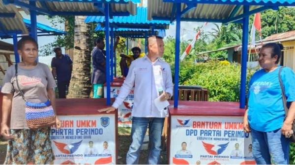 DPD Partai Perindo Mamberamo Raya saat membagikan bantuan 30 etalase gerobak kepada puluhan mama-mama Papua penjual pinang untuk membantu sektor UMKM. (Foto : Ist)