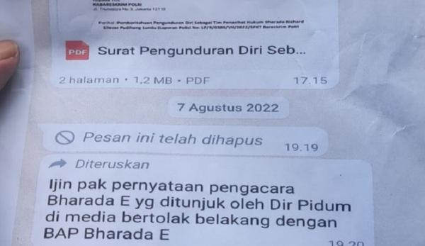 Deolipa Yumara menunjukkan pesan WA. (Foto MPI).