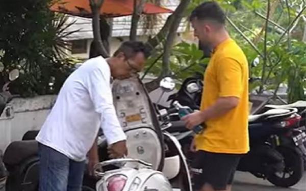 Viral Tolong Bule Bensin Wayan mengisi bensin ke motor seorang bule. (Foto: Instagram @mdmotivator)
