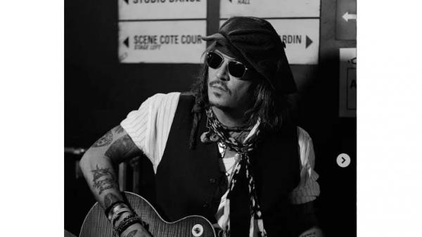 Johnny Depp Artis Pakai Gigi Emas. (Foto: Instagram)