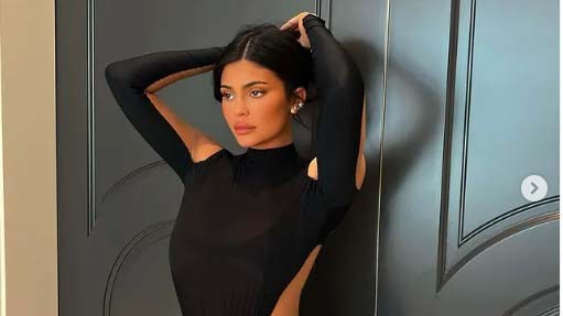 Kylie Jenner Artis Pakai Gigi Emas. (Foto: Instagram)