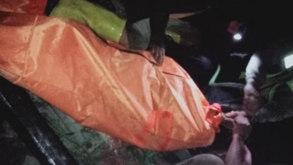 evakuasi korban kecelakaan Evakuasi korban kecelakaan mobil masuk jurang di Tapanuli Utara, Sumut (Robert Fernando/MNC Portal)