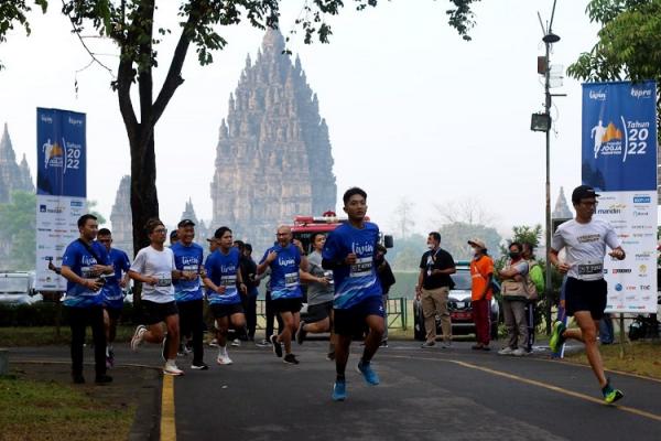 Para pelari Mandiri Jogja Marathon 2022 melewati sejumlah destinasi wisata di Yogyakarta salah satunya Candi Prambanan. (Foto: Ist)