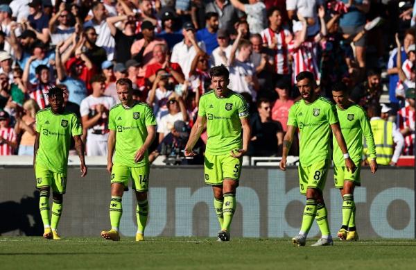 Pemain Manchester United termasuk Cristiano Ronaldo (kanan) tampak lesu usai Brentford mencetak gol ketiga pada laga Liga Inggris 2022/2023 di Stadion Brentford Community, London, Sabtu (13/8/2022). (Foto: REUTERS/David Klein)