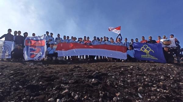 Sambut HUT RI, Puluhan ASN Kibarkan Bendera Merah Putih di Puncak Gunung Slamet