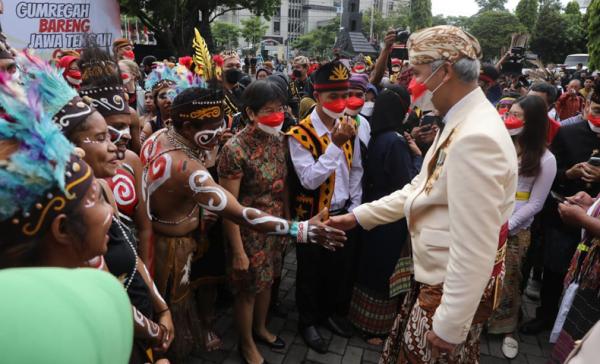 Berbagai Etnis Rayakan HUT ke-72 Jateng, Warga Papua Beri Hadiah Kejutan untuk Ganjar