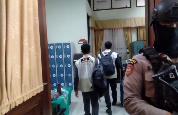  Penyidik KPK Geledah Kantor Bupati dan Sejumlah OPD di Pemkab Pemalang 