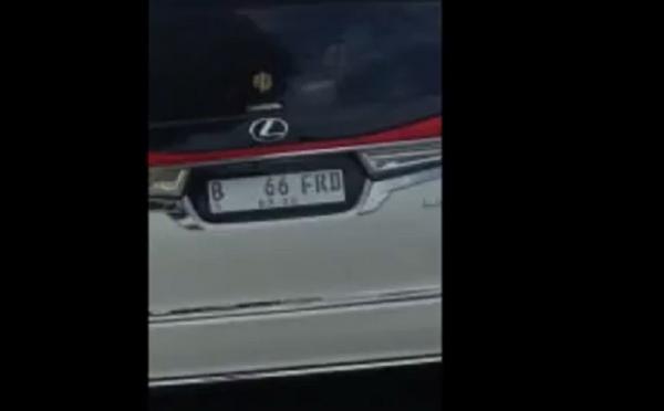 Nomor Pelat Palsu Tangkapan layar mobil mewah yang digunakan pelaku.