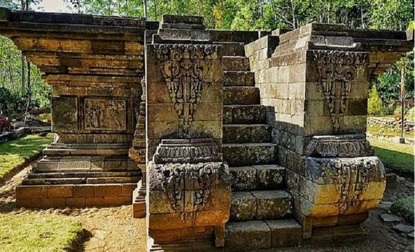 Candi kedaton, salah satu tempat bersejarah di Jawa Timur. (foto: larismanis)
