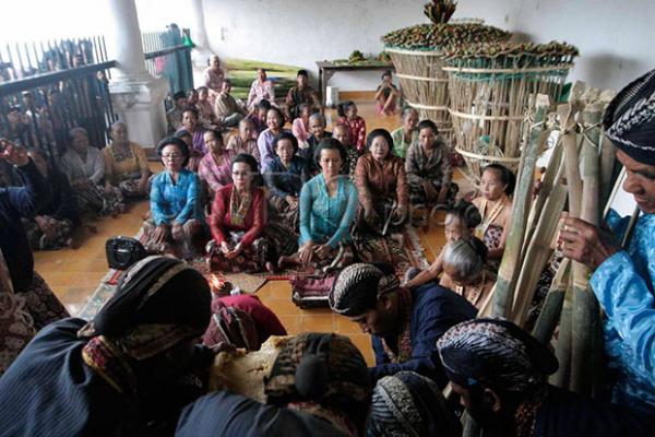 Salah satu prosesi budaya di Panti Pareden, Magangan, Keraton Yogyakarta. (Foto Foto : Dok SINDOnews)