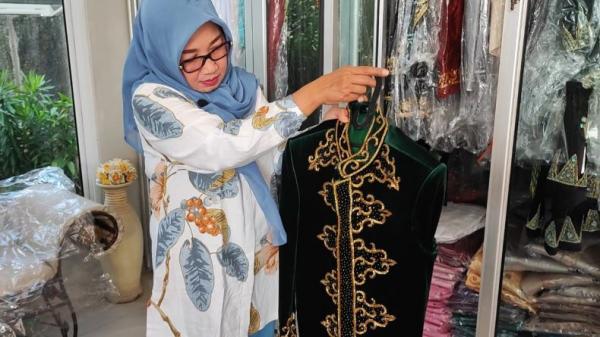 Desainer baju adat Bangka Belitung, Tricahya Karnawati.(Foto:iNews.id/Haryanto)