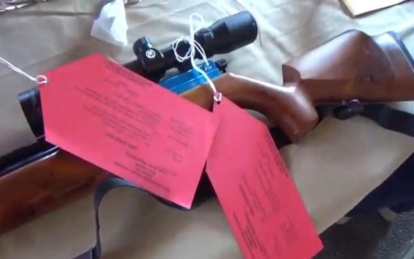 Senapan Angin Senapan angin kaliber 4,5 milimeter yang digunakan pelaku penembakan. (Foto: iNewsTV/Bagus Alit)