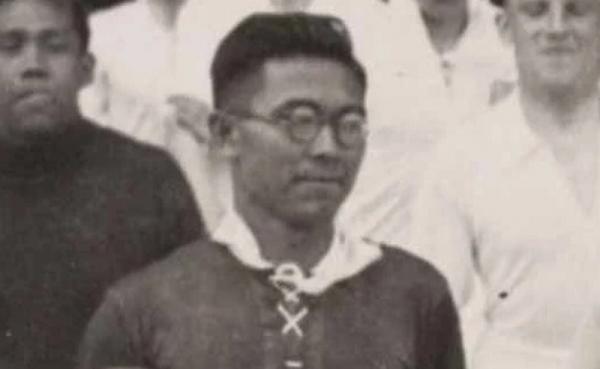 Achmad Nawir Daftar 17 pemain Timnas Indonesia sebelum merdeka menarik untuk diulas. Kaptennya berpenampilan nyentrik dengan kacamata. (Foto: Ist)