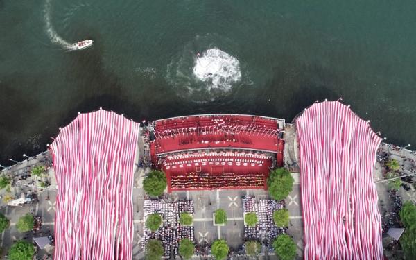 Penampakan Ajungan Pantai Losari Diselimuti Bendera Merah Putih Sepanjang 5.005 Meter (Foto: Istimewa)