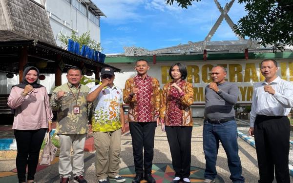 Gubernur Kalimantan Selatan, Sahbirin Noor Gubernur Kalimantan Selatan, Sahbirin Noor didampingi Kadispora Kalsel, Hermansyah berfoto bersama dengan perwakikan Paskibraka Kalsel ke Nasional di rumah dinas Gubernur Kalsel, Banjarmasin, Kamis (14/7/2022). (Foto: Dok MC Kalsel)