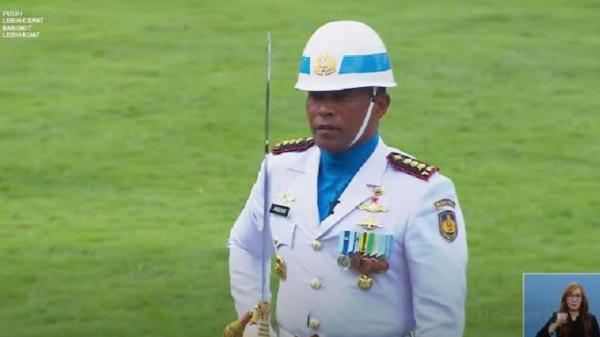 Kolonel Laut (P) Andike Sry Mutia saat menjadi Komandan Upacara Peringatan Detik-Detik Proklamasi Kemerdekaan Republik Indonesia ke-77. (Foto : YouTube Setpres)