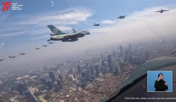 Pesawat tempur F-16 TNI AU membentuk formasi angka 77 saat upacara HUT RI di Istana Merdeka. (Foto tangkapan layar).