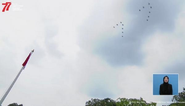 Pesawat tempur F-16 TNI AU membentuk formasi angka 77 saat upacara HUT RI di Istana Merdeka. (Foto tangkapan layar).