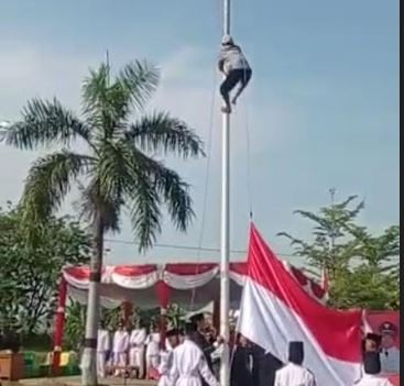 Heroik Petani di Karawang Panjat Tiang 15 Meter Perbaiki Bendera yang Tersangkut