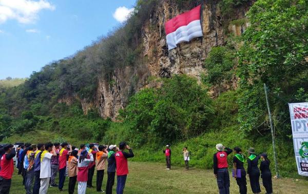 upacara bendera raksasa Upacara Kemerdekaan Indonesia dengan bendera raksasa. (Avirista Midaada).