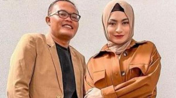 Nathalie sule Artis punya pasangan seusia anaknya. (Foto: instagram)