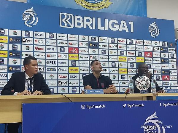 Pelatih Persis Solo, Jacksen Ferreira Tiago mengejutkan awak media usai kemenangan kontra Bhayangkara FC, Jumat (19/8/2022). Jacksen menyatakan mundur. (foto: MPI/Cikal).