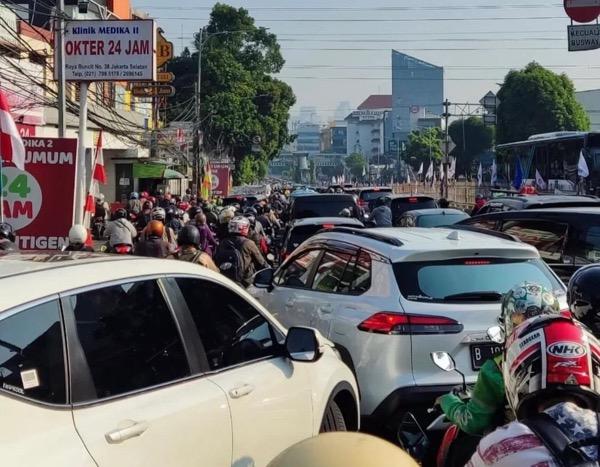 Arus Lalu Lintas Pejaten-Mampang Macet Parah gegara Saluran Air Tak Tertutup