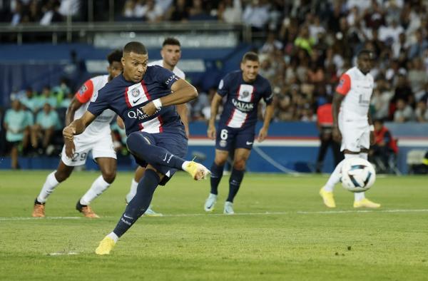 Kylian Mbappe melepaskan tembakan penalti saat PSG melawan Montpellier pada laga Liga Prancis 2022/2023 di Stadion Parc des Princes, Sabtu (13/8/2022). (Foto: REUTERS)