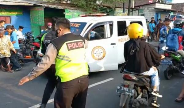 laka bocah tews Kedua korban kakak beradik dievakuasi ke rumah sakit. (Sholahudin).