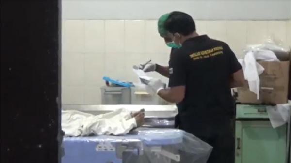 Petugas memeriksa korban pemerkosaan saat berada di kamar jenazah. (Foto: iNews.id/Anang Agus Faisal).