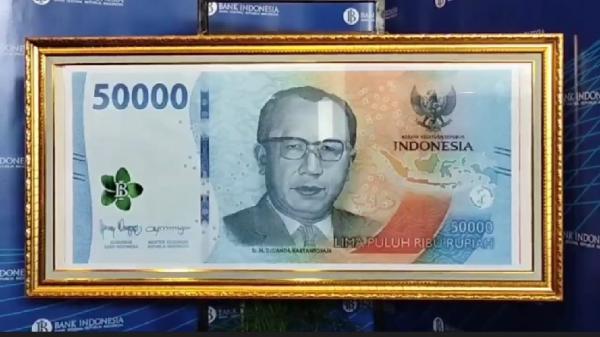UANG BARU1 Uang kertas baru pecahan Rp50.000 tahun emisi 2022 yang diterbitkan Bank Indonesia. (FOTO: iNews/MIFTAHUDIN)