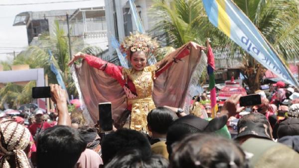 HELARAN BUDAYA CIANJUR 20221 Penari dan koreografer Wina Rezky Agustina mengingatkan pemerintah agar melindungi satwa endemi Jatayu atau Elang Jawa yang terancam punah. (FOTO: ISTIMEWA)