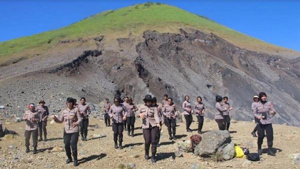 Polwan polda Puluhan Polwan Polda Sulut saat mendaki Gunung Lokon. (Foto : Humas Polda Sulut)