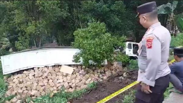 Truk Tronton Bermuatan Kopi Masuk Jurang di Gentong Tasikmalaya, Sopir Terluka