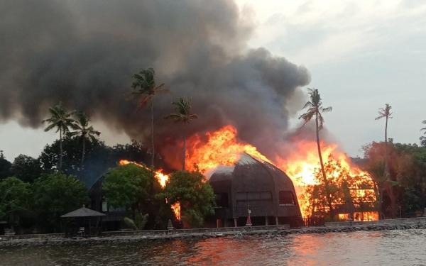 Api berhasil dipadamkan dan petugas memastikan tak ada korban jiwa dalam peristiwa ini. (Foto: MPI/Carlos Roy Fajarta)