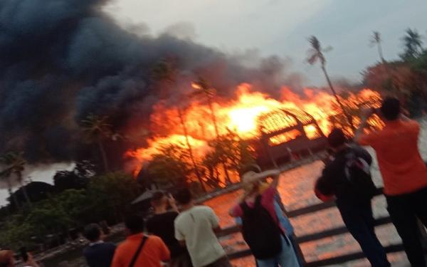 Kebakaran di Putri Duyung Cottage sempat membuat pengunjung di kawasan Ancol panik. (Foto: MPI/Carlos Roy Fajarta)