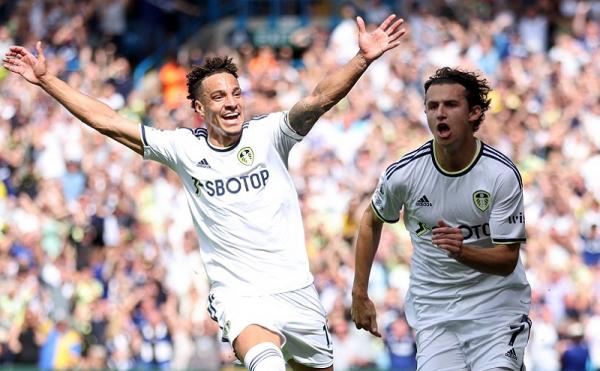 Pemain Leeds United Brenden Aaronson (kiri) merayakan gol ke gawang Chelsea bersama Rodrigo Moreno pada laga Liga Inggris 2022/2023 di Stadion Elland Road, Minggu (21/8/2022). (Foto: REUTERS)